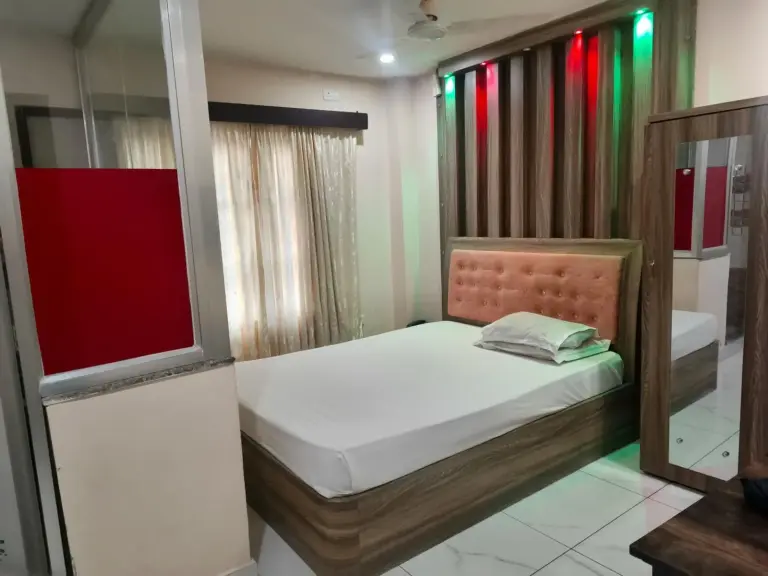 Habitación romántica decorada de Domukha Pali Ghar en Birtamod con globos, flores y una cama preparada.