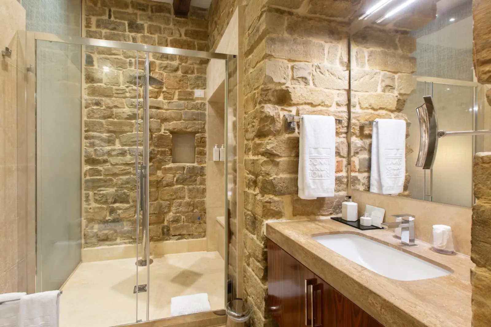 Baño en Donati Luxury Tower Suites en Florencia