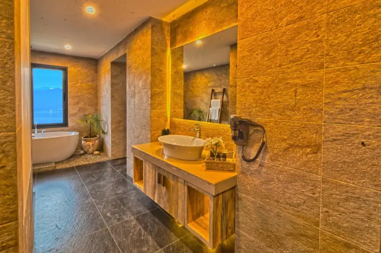 Salle de bain élégante au Dorje's Resort and Spa, Pokhara