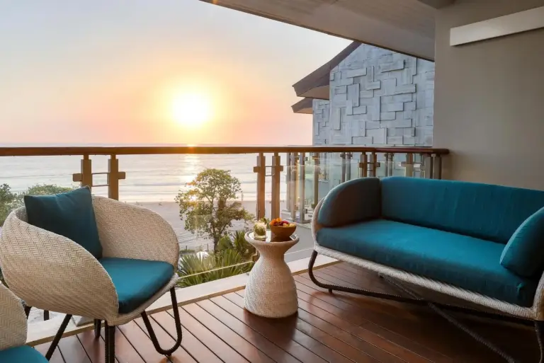 Vue sur le coucher de soleil depuis le balcon au Double - Six Luxury Hotel Seminyak