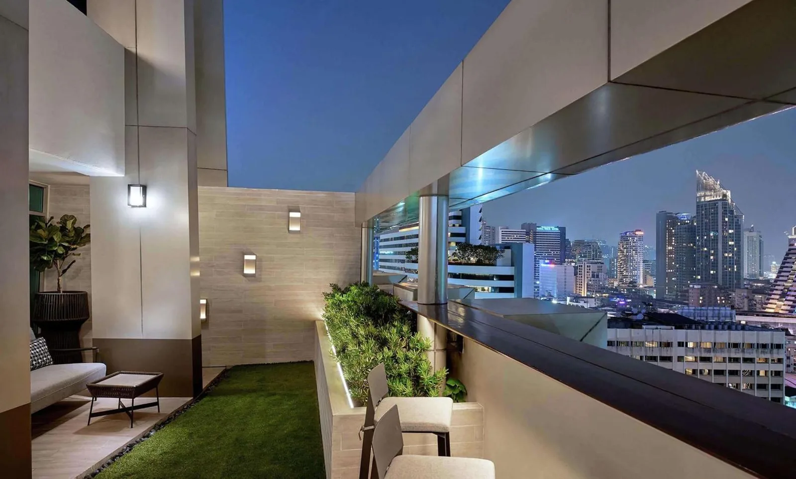 Vista desde el balcón con la ciudad de DoubleTree by Hilton Bangkok Ploenchit