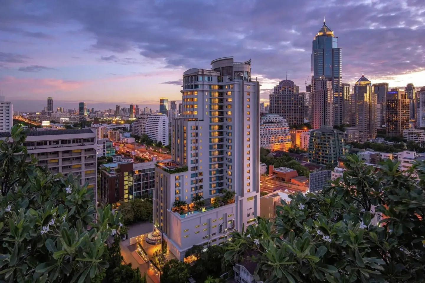 Vista exterior de DoubleTree by Hilton Bangkok Ploenchit durante el atardecer