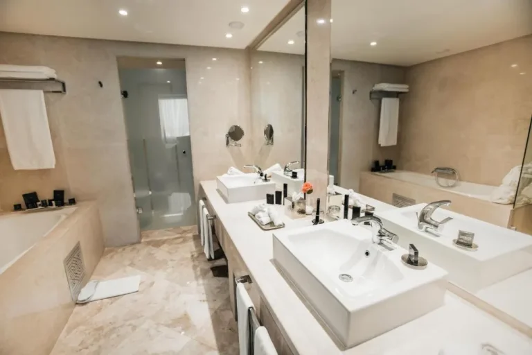 Salle de bain luxueuse au DoubleTree By Hilton Casablanca
