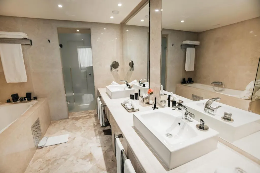 Salle de bain luxueuse au DoubleTree By Hilton Casablanca