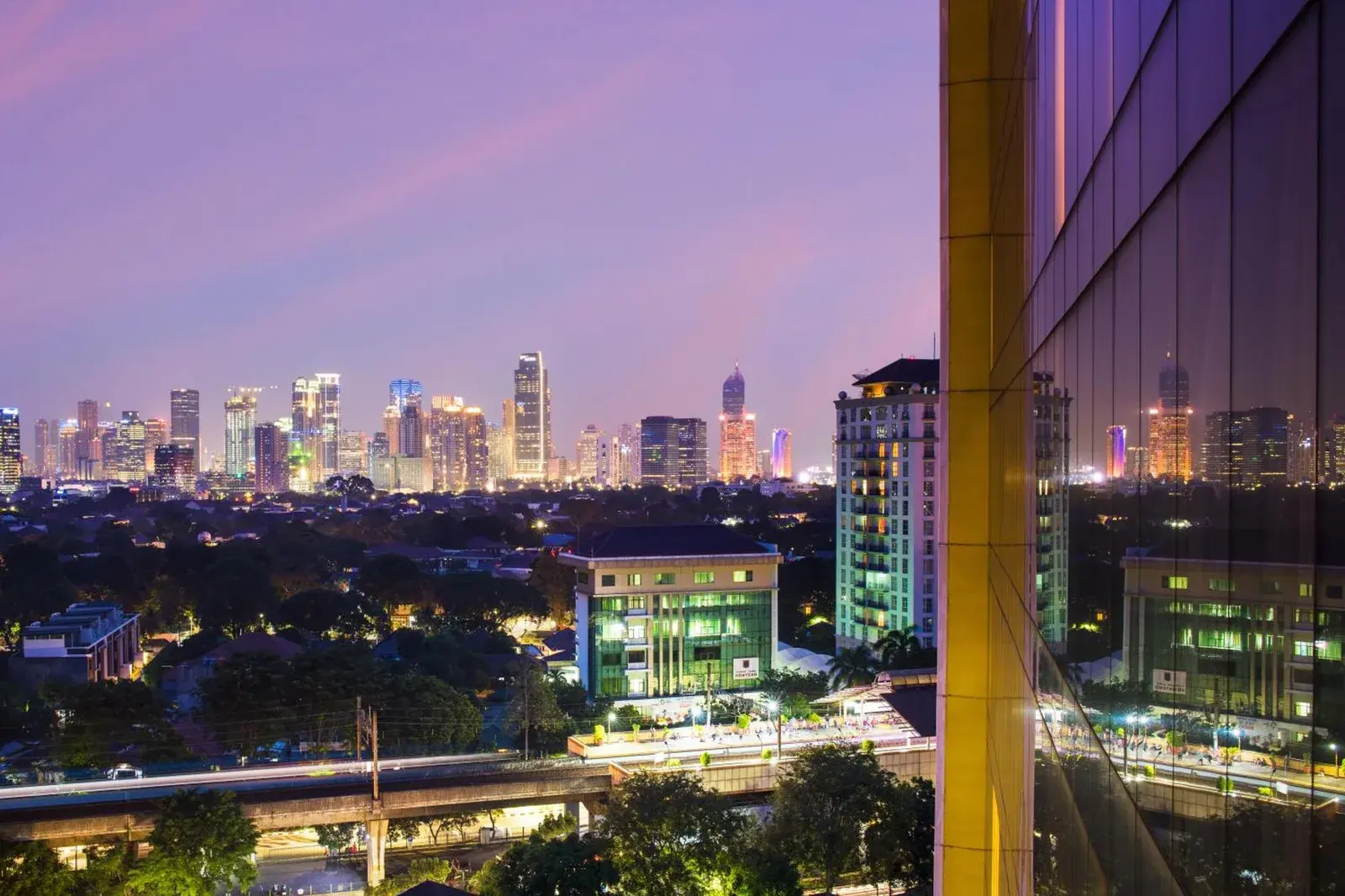 Skyline de Jakarta au crépuscule depuis DoubleTree by Hilton Jakarta - Diponegoro