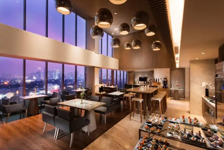 Espace lounge avec vue sur la ville au DoubleTree by Hilton Jakarta - Diponegoro