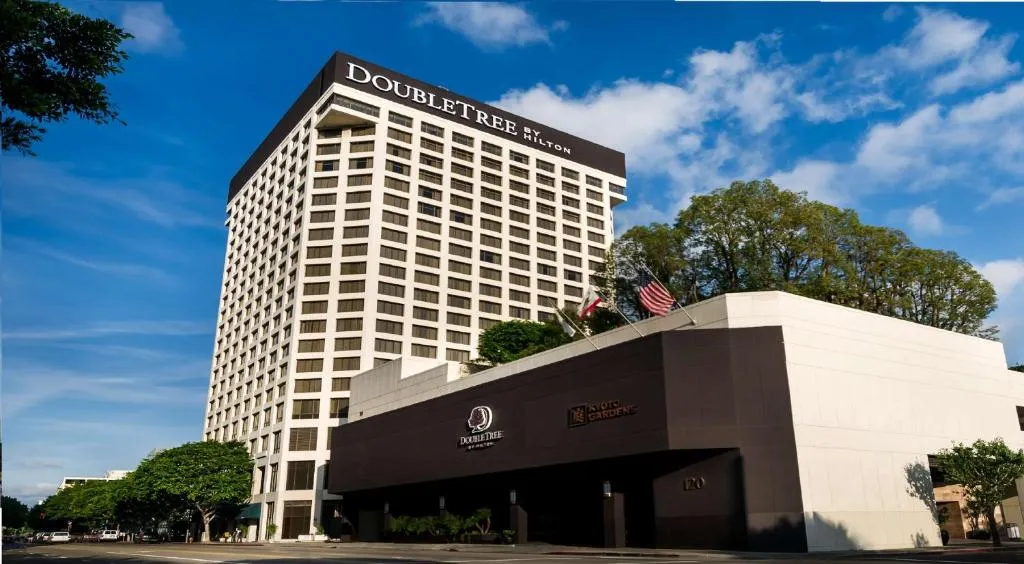 Vista frontal del Doubletree by Hilton Los Angeles Downtown