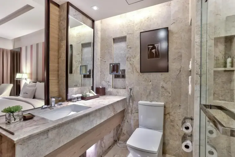 Badezimmerdetails im DoubleTree by Hilton Sukhumvit Bangkok