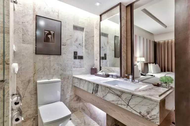 Badezimmer mit eigenem Bad im DoubleTree by Hilton Sukhumvit Bangkok