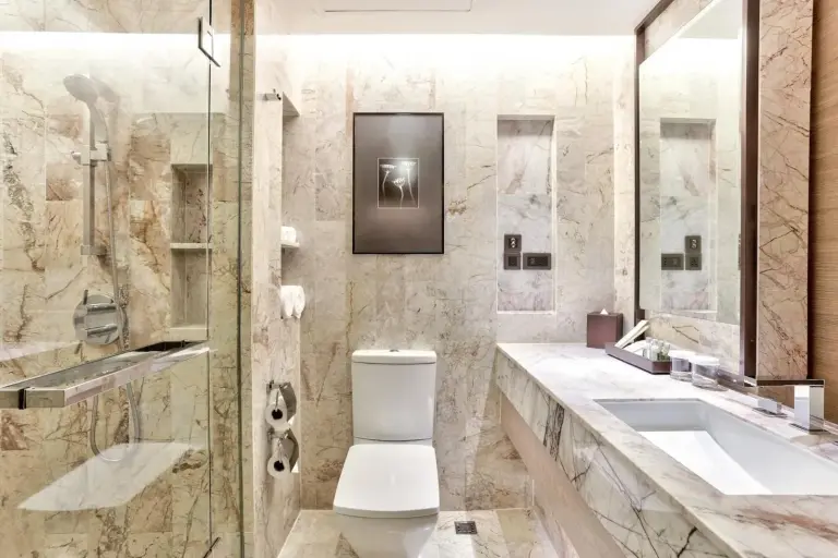 Badezimmer mit Dusche im DoubleTree by Hilton Sukhumvit Bangkok