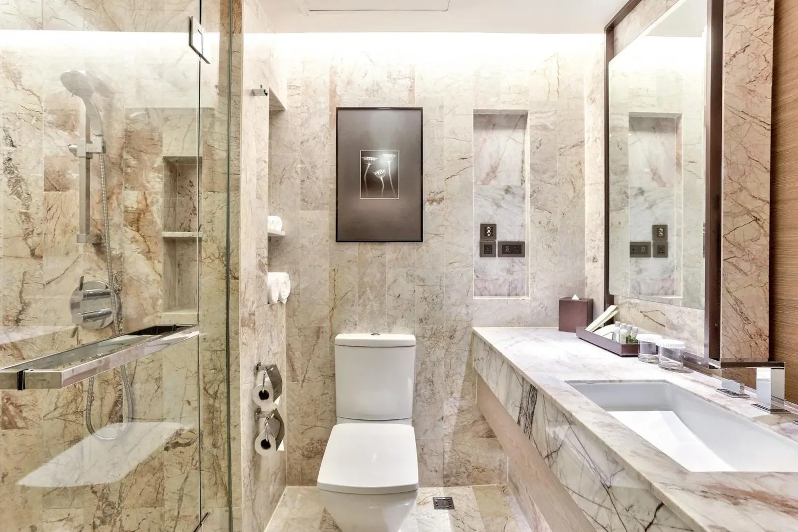 Badezimmer mit Dusche im DoubleTree by Hilton Sukhumvit Bangkok