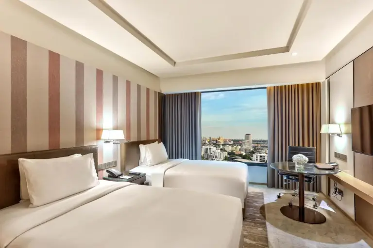 Zimmer mit zwei Betten im DoubleTree by Hilton Sukhumvit Bangkok
