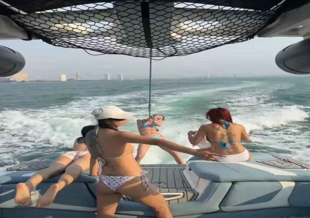 Grupo disfrutando de un paseo en barco en Pattaya