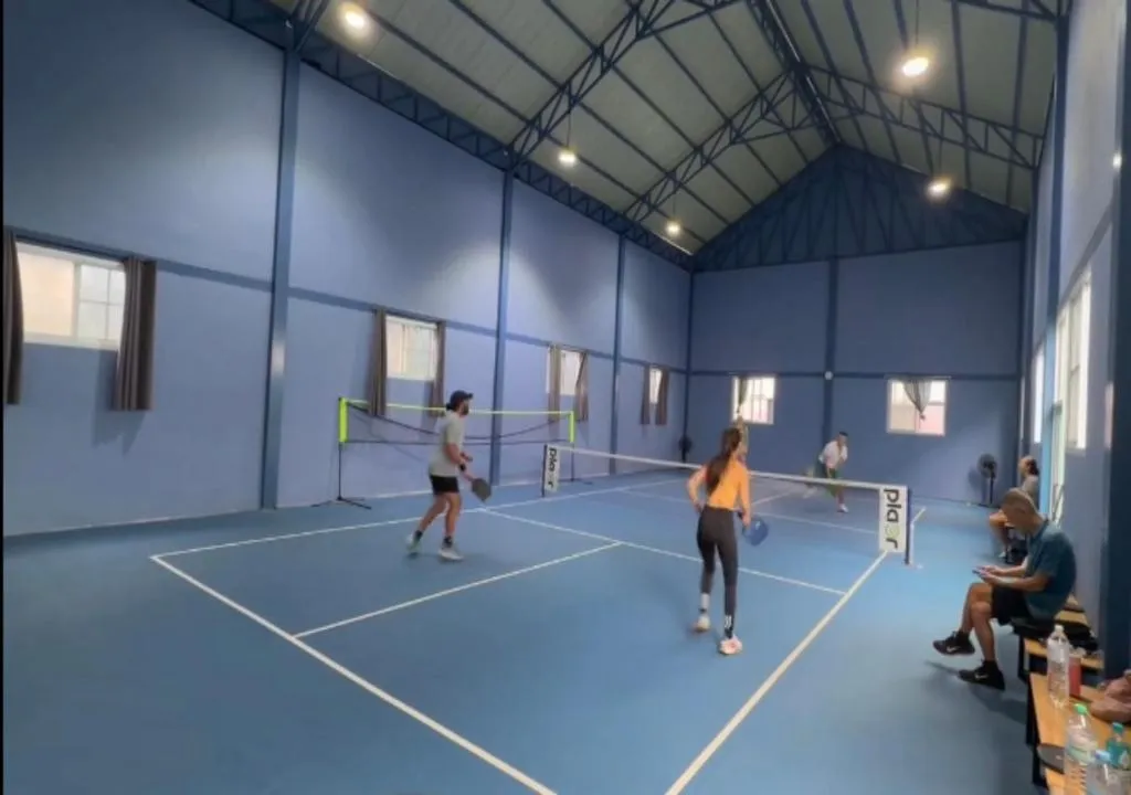 Cancha de tenis en interiores en Pattaya
