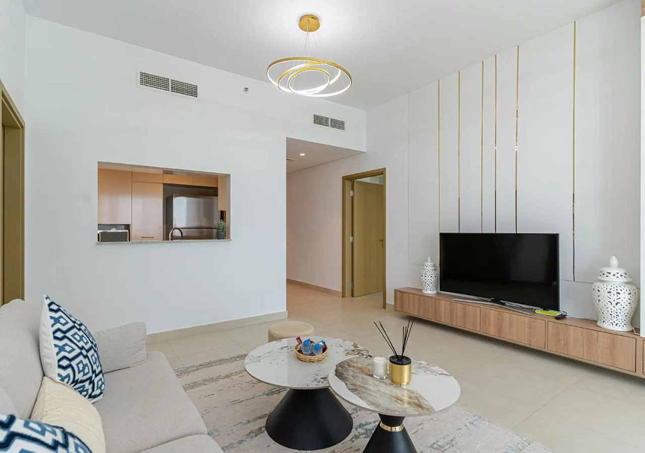 Wohnzimmer von Downtown Views 4702 mit moderner TV-Ausstattung
