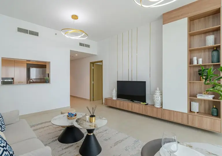 Stilvolle Möbel im Wohnzimmer von Downtown Views 4702