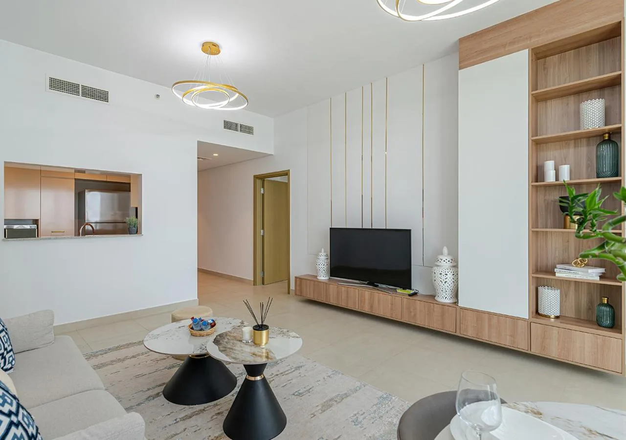 Stilvolle Möbel im Wohnzimmer von Downtown Views 4702