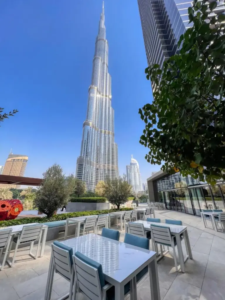Área de asientos al aire libre con vista al Burj Khalifa en Dream Inn - Address Dubai Opera Residences