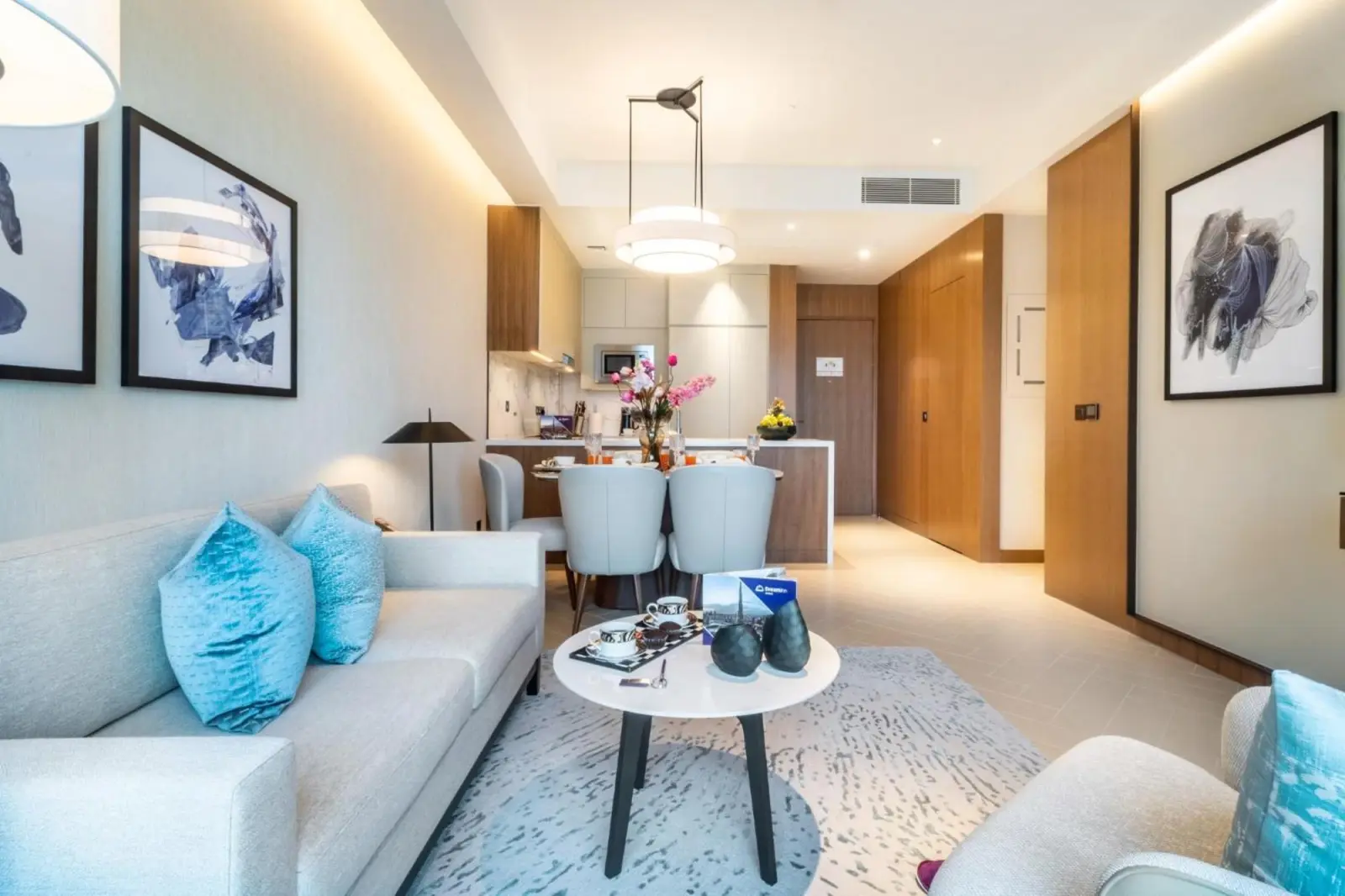 Área de comedor en una suite de Dream Inn - Address Dubai Opera Residences