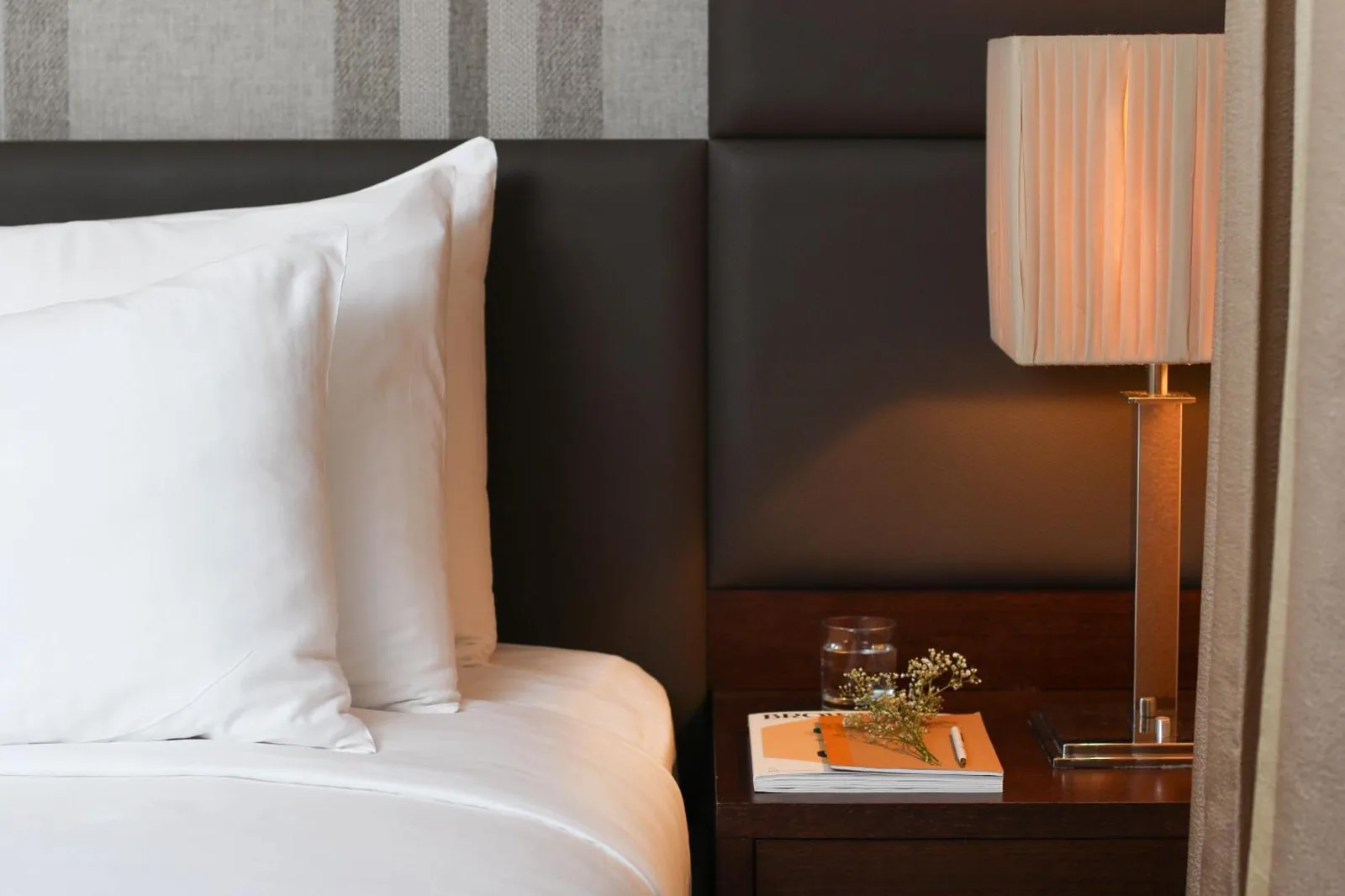 Coin de chevet confortable au Dubai Marine Beach Resort & Spa