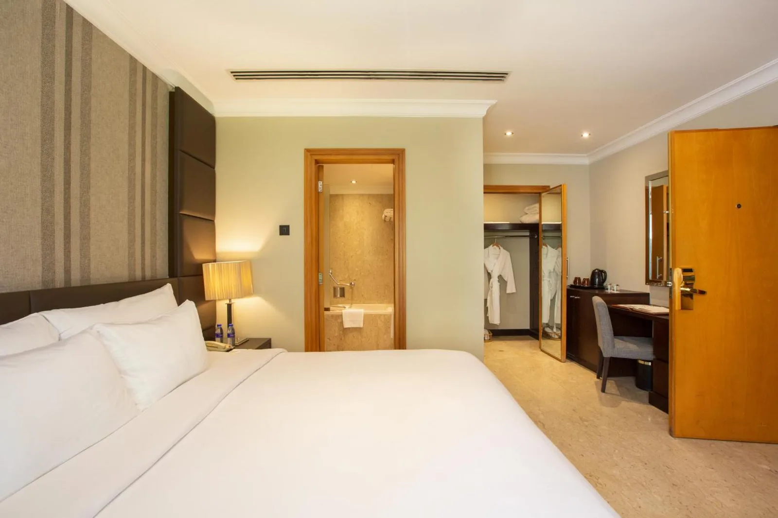 Intérieur de chambre avec accès à la salle de bains au Dubai Marine Beach Resort & Spa