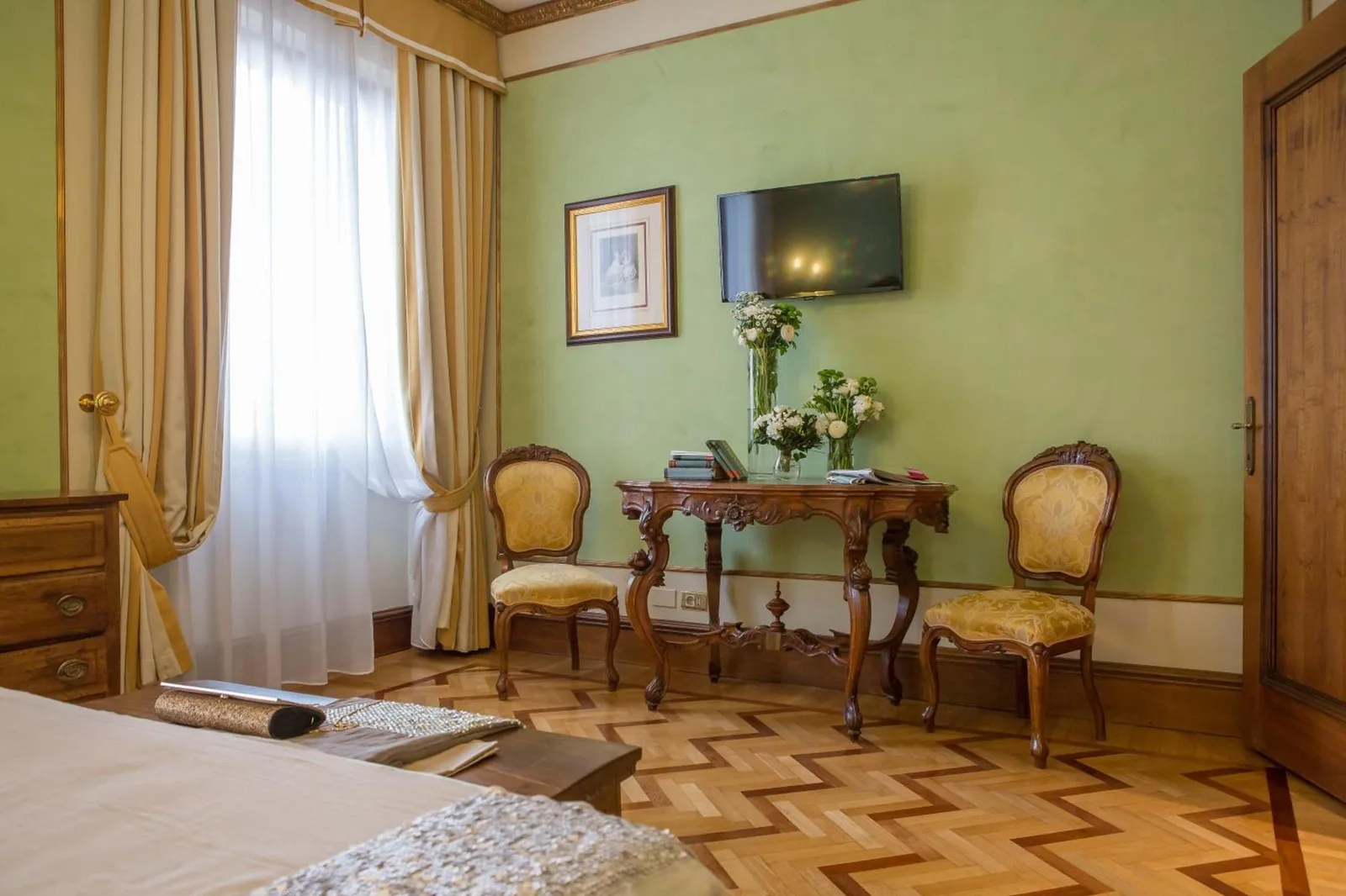 Habitación verde con servicios en Due Torri Hotel en Verona