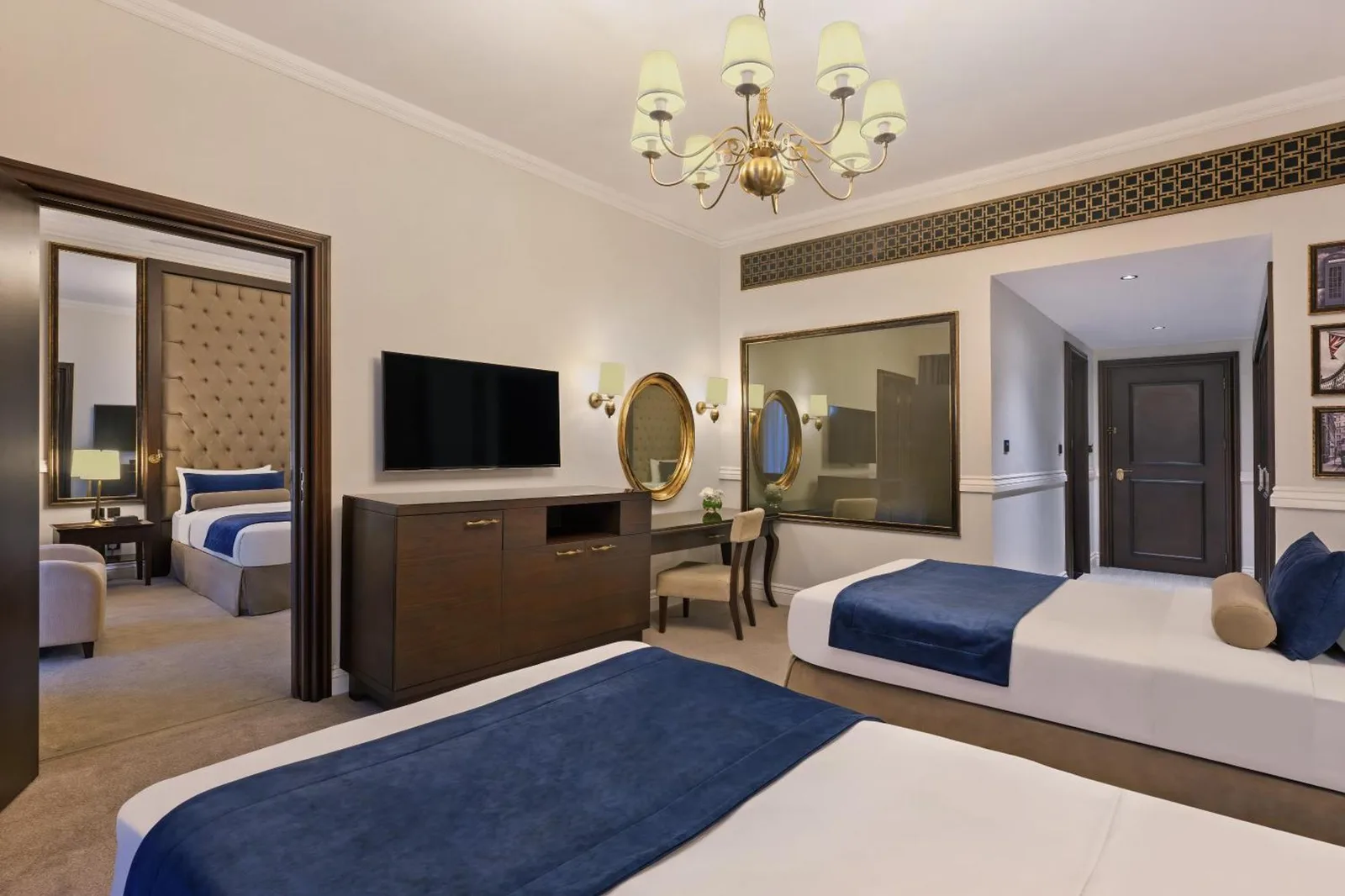 Salle de bains avec baignoire et meuble-vasque au Dukes The Palm Dubai Hotel à Dubai.