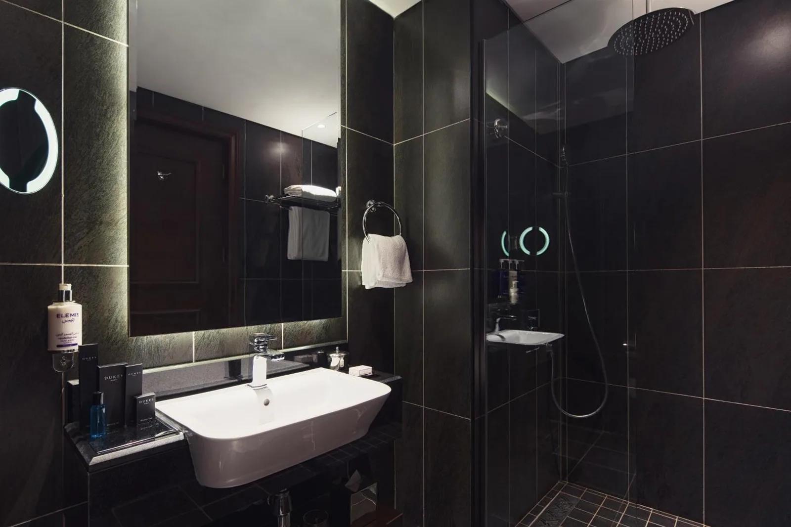 Meuble-vasque élégant et espace douche au Dukes The Palm Dubai Hotel à Dubai.