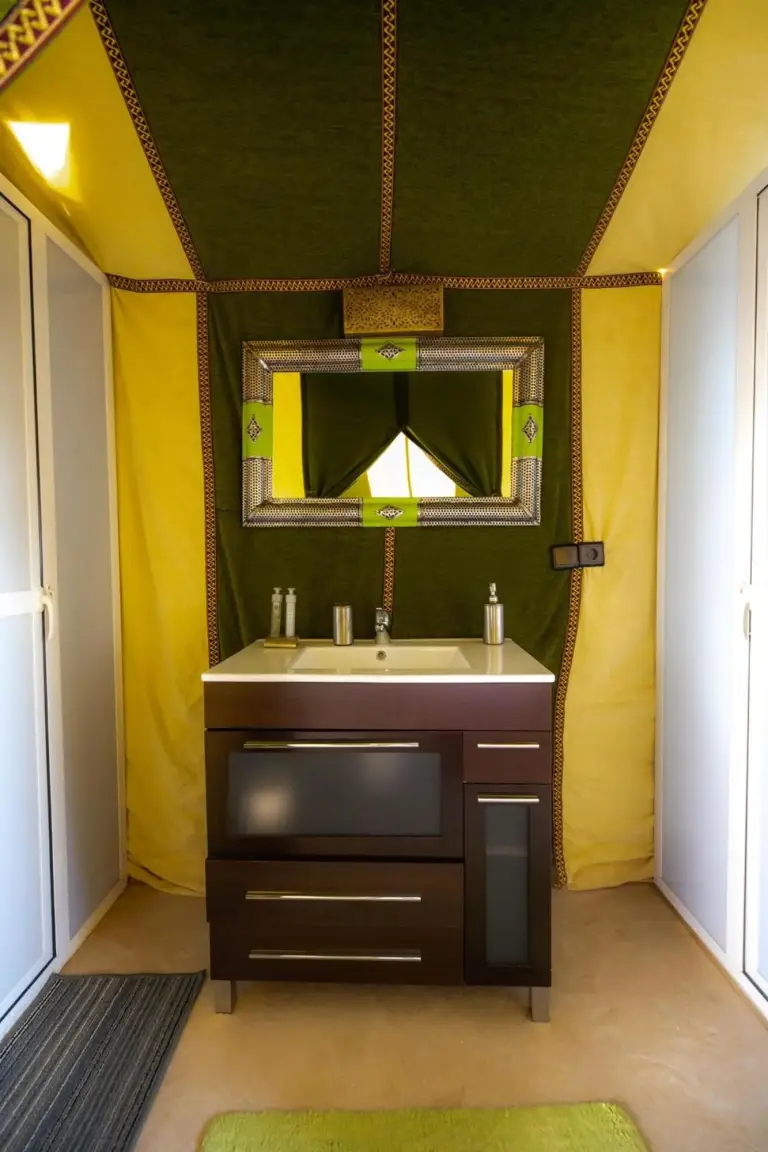 Baño de tienda verde en Dunes Luxury Camp