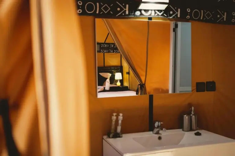 Espejo del baño de Dunes Luxury Camp