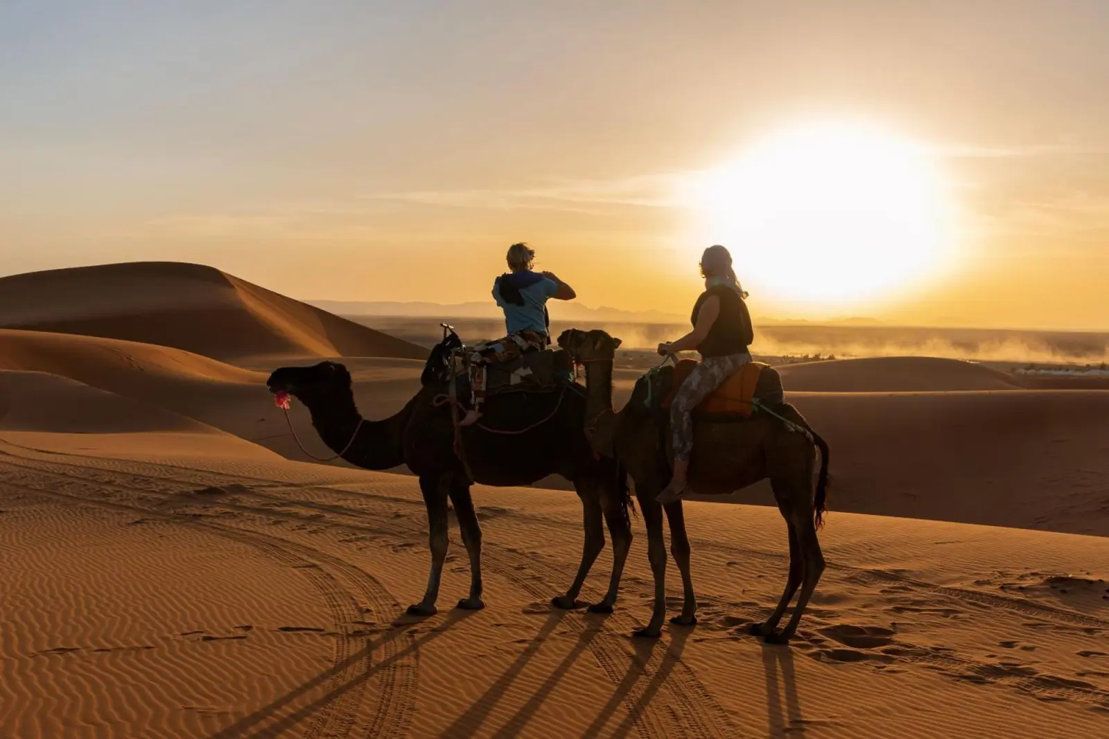 Paseo en camello cerca de Dunes Luxury Camp al atardecer