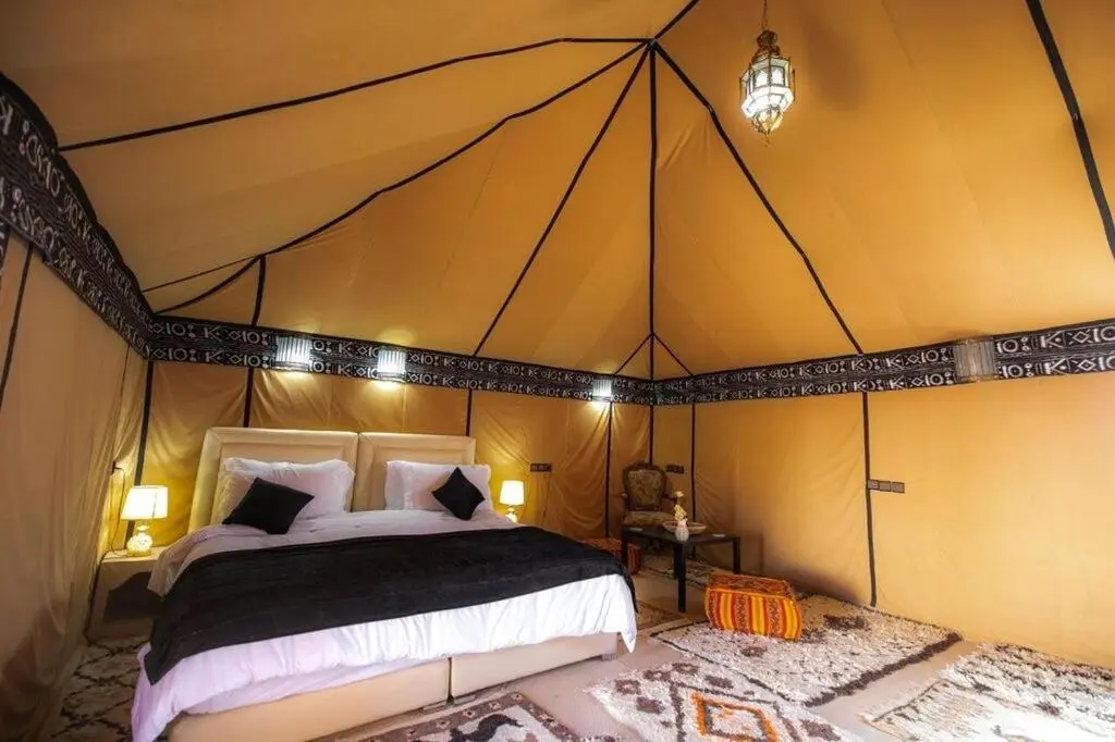 Interior de la tienda de lujo en Dunes Luxury Camp