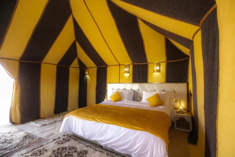 Interior de la tienda de lujo de Dunes Luxury Camp
