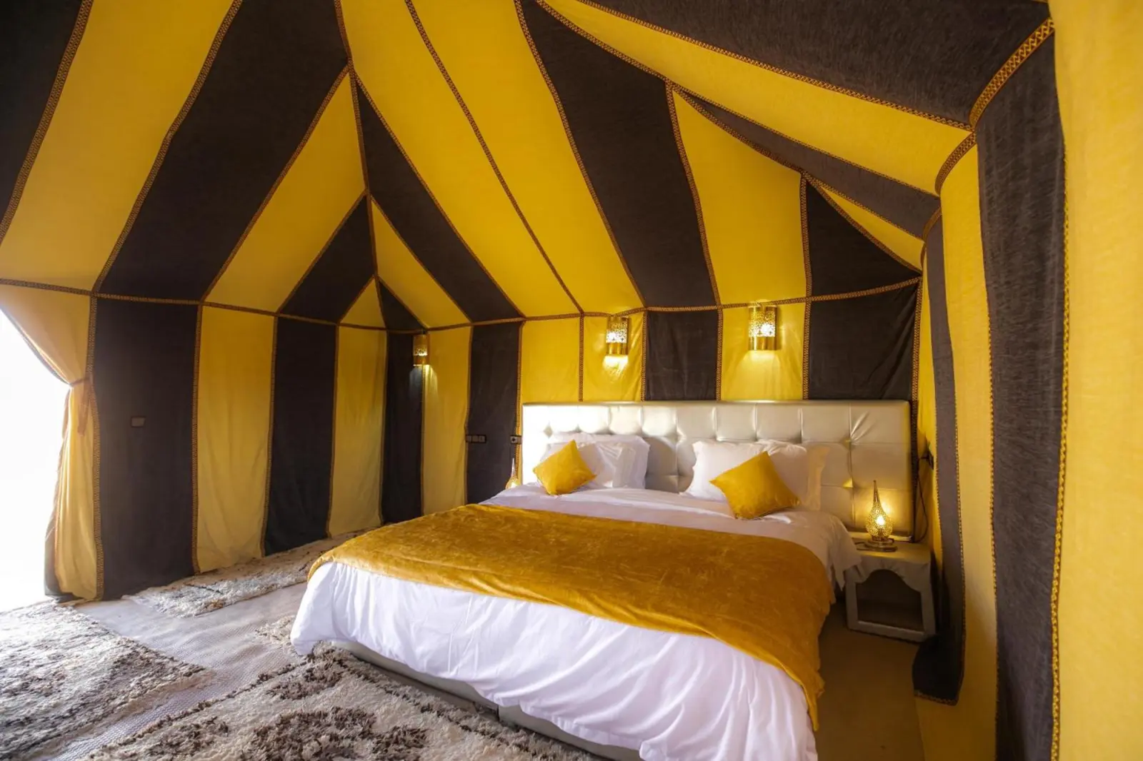 Interior de la tienda de lujo de Dunes Luxury Camp