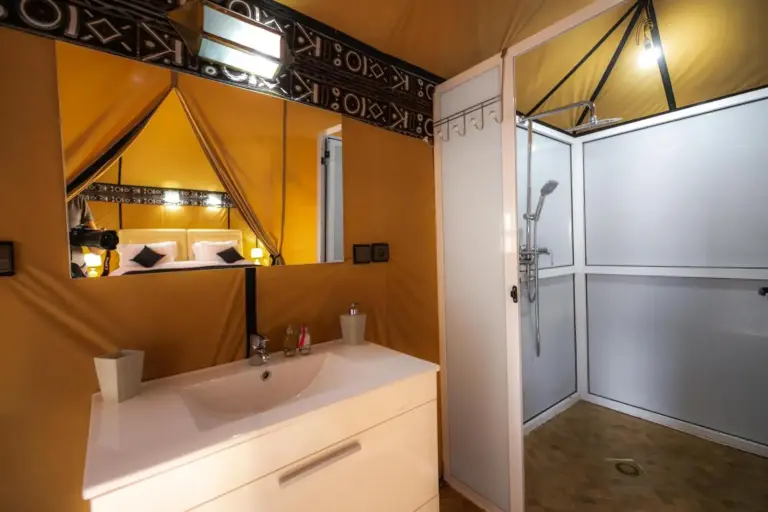 Baño de tienda de Dunes Luxury Camp