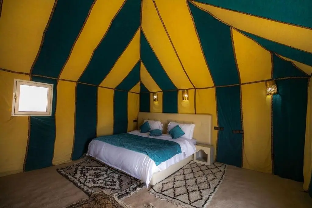 Dormitorio en tienda teal de Dunes Luxury Camp