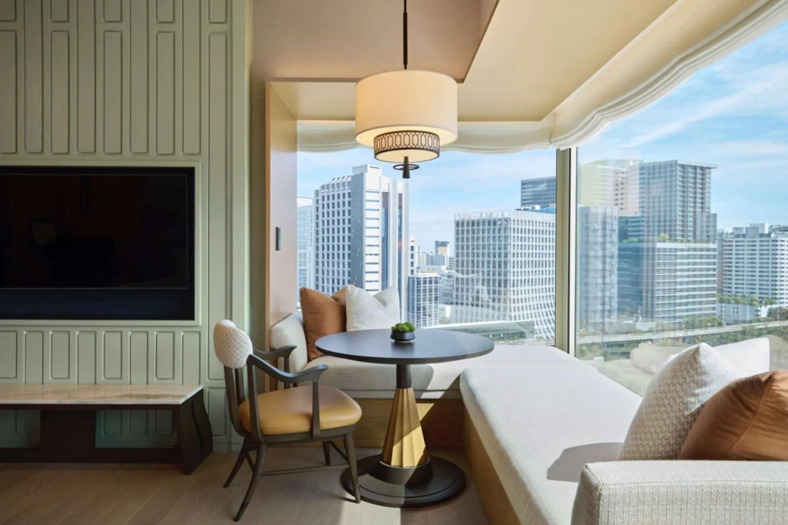 Acogedora zona de estar de Dusit Thani Bangkok con vistas a la ciudad