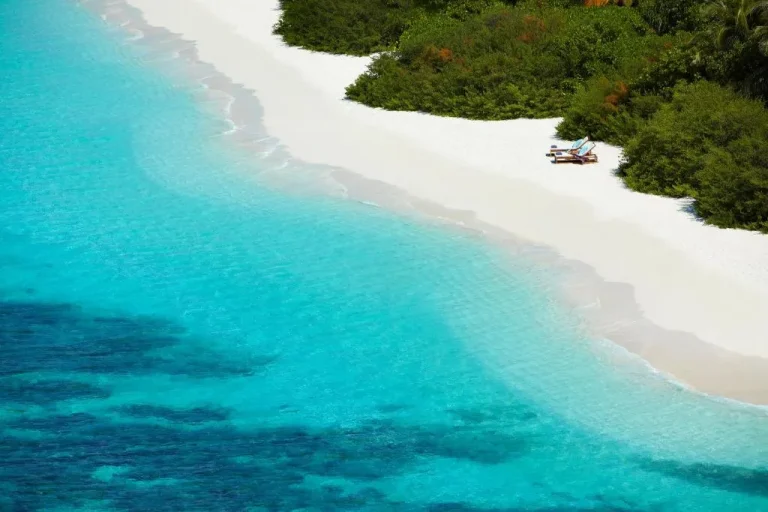 Plage immaculée au Dusit Thani Maldives avec des chaises longues
