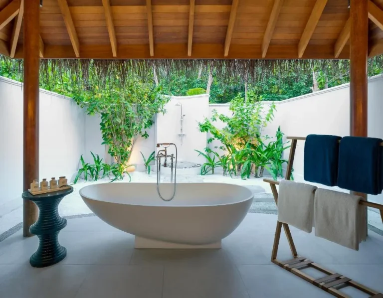 Terrasse relaxante avec vue sur l'océan au Dusit Thani Maldives
