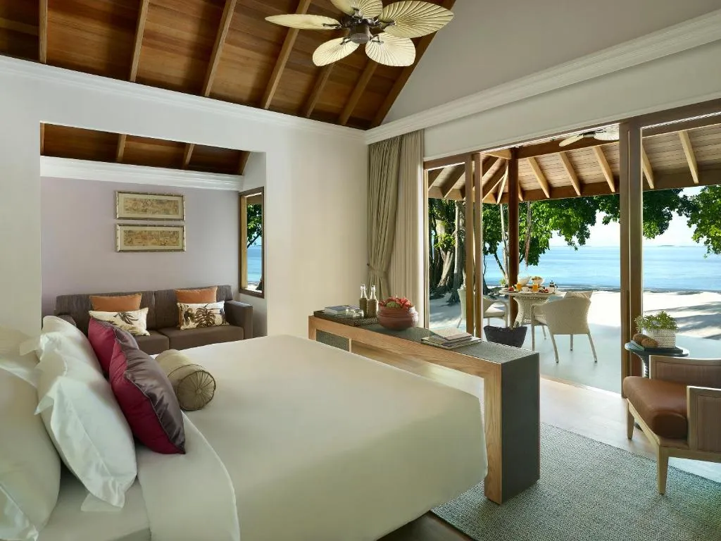 Chambre élégante avec vue sur l'océan au Dusit Thani Maldives avec coin salon extérieur