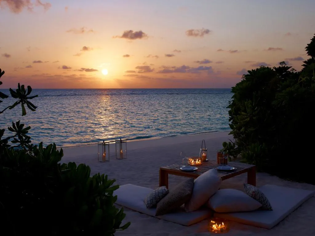 Baignoire extérieure élégante dans une salle de bain privée au Dusit Thani Maldives