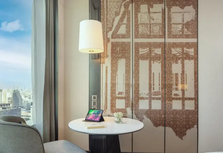 Acogedor espacio de trabajo en una habitación de Eastin Grand Hotel Phayathai, Bangkok