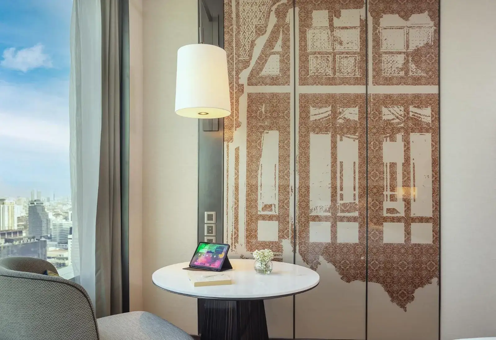 Acogedor espacio de trabajo en una habitación de Eastin Grand Hotel Phayathai, Bangkok