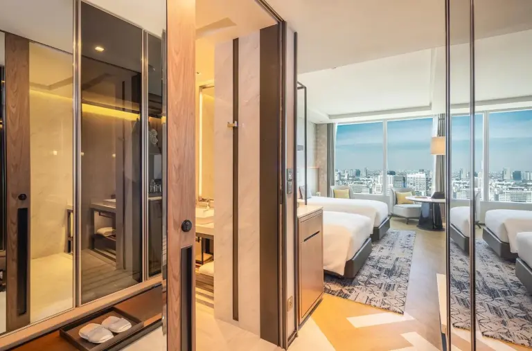 Vista interior de una habitación y un baño en Eastin Grand Hotel Phayathai, Bangkok