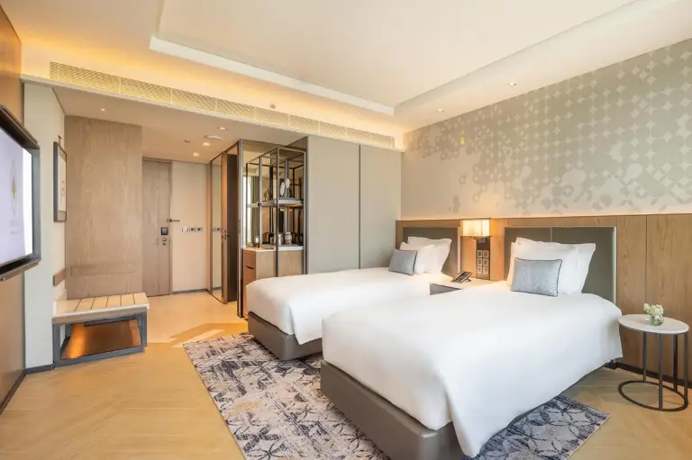 Moderna habitación con dos camas en Eastin Grand Hotel Phayathai, Bangkok