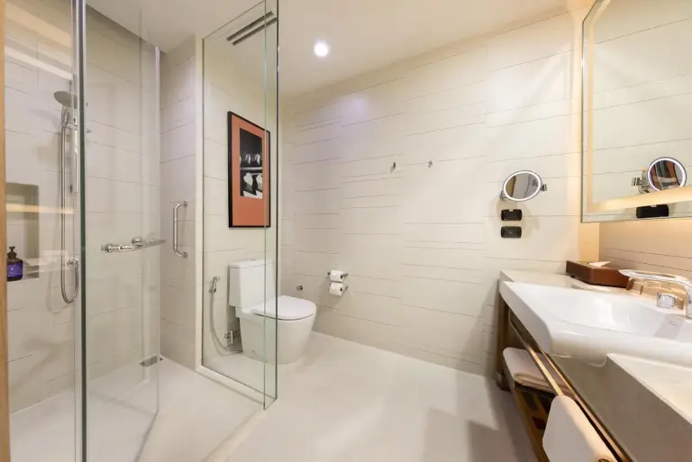 Salle de bains moderne à Eastin Grand Hotel Sathorn à Bangkok