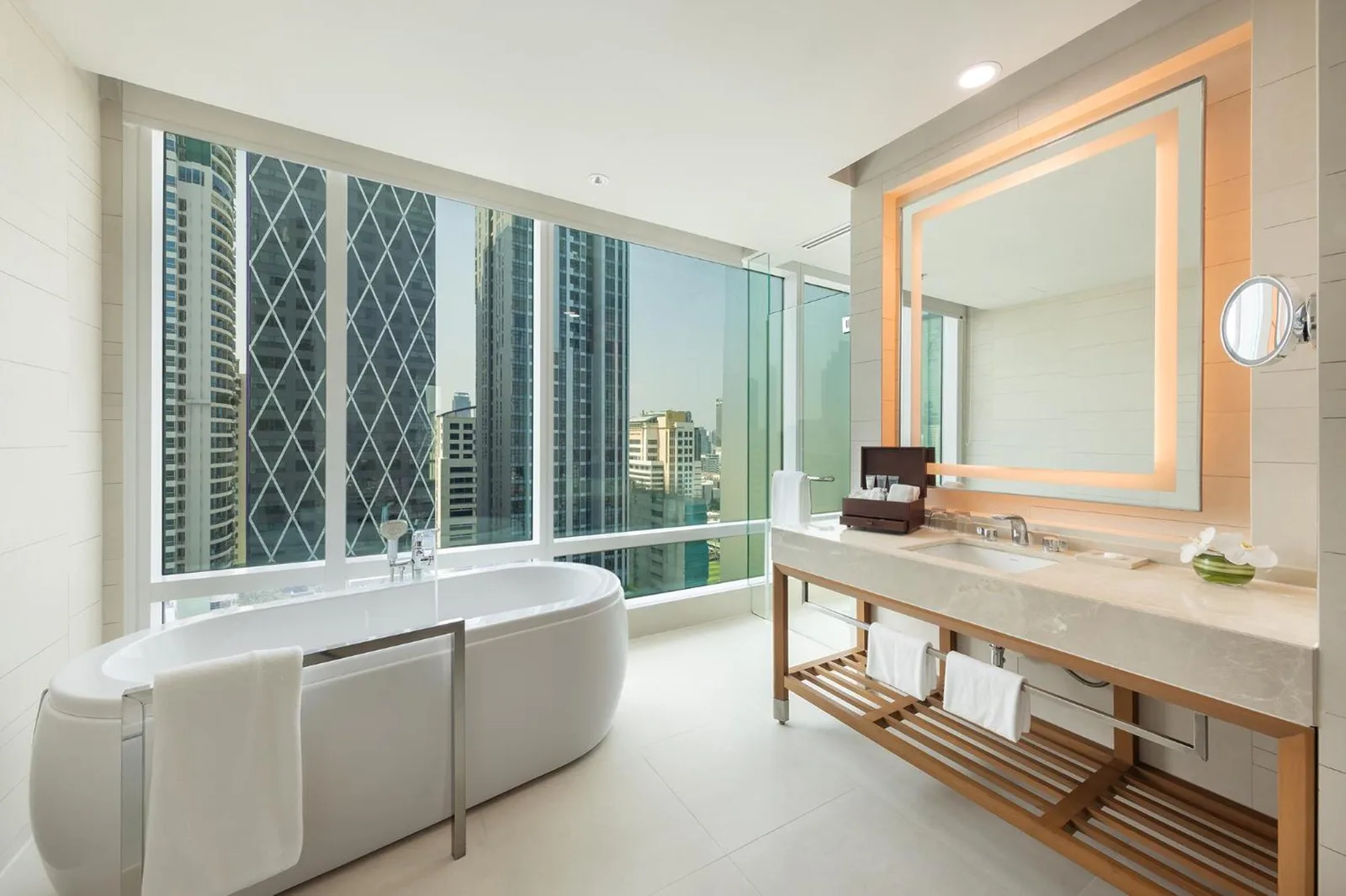 Salle de bains de luxe à Eastin Grand Hotel Sathorn à Bangkok
