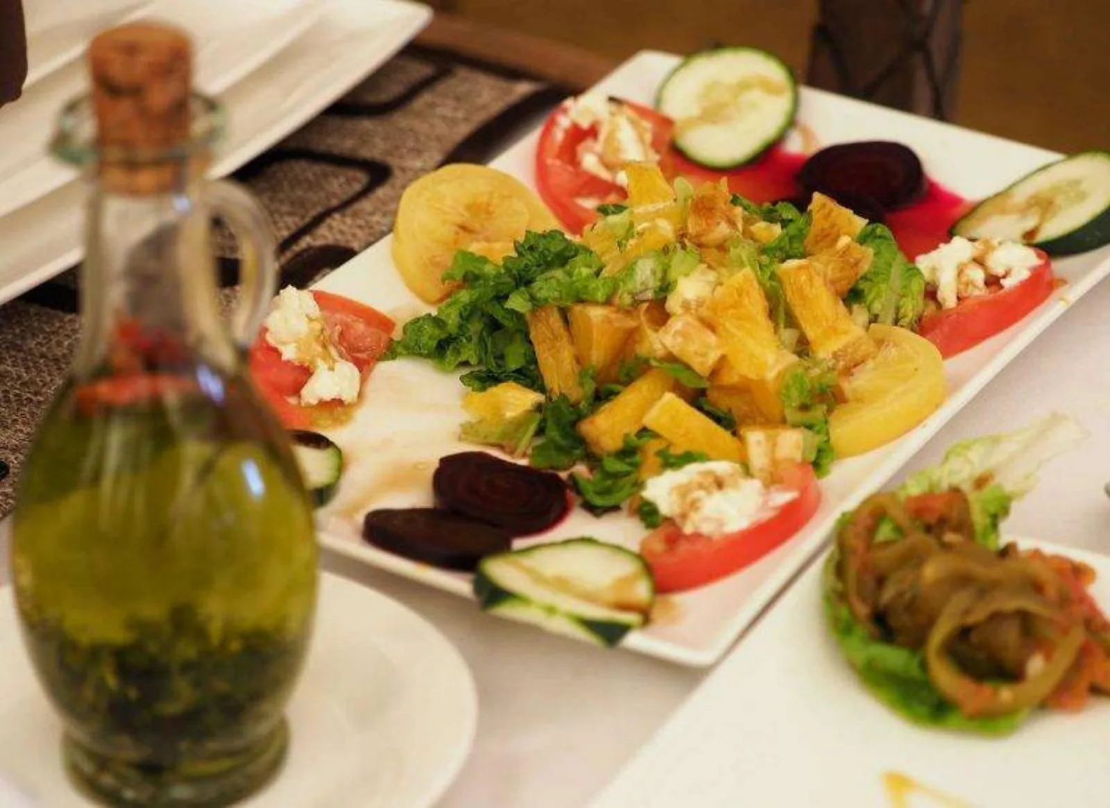 Salade fraîche dressée et huile d’olive à Eclipse Luxury Camp à Merzouga, Maroc.