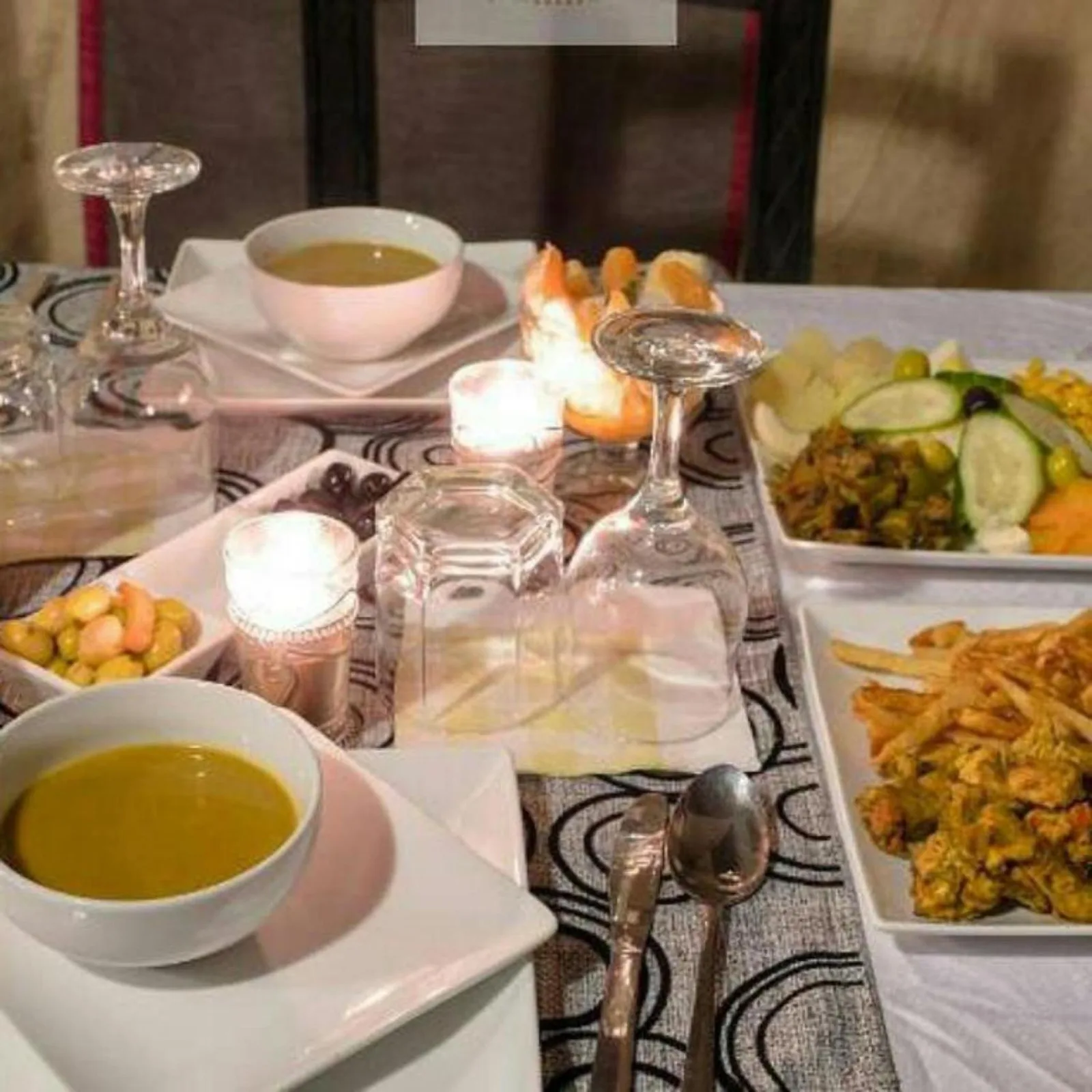 Soupes et entrées variées servies à Eclipse Luxury Camp à Merzouga.