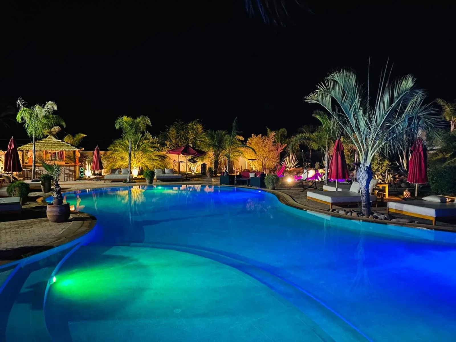 Eden Lodges & SPA-Boutique Hôtel de Luxe Poolbereich bei Nacht